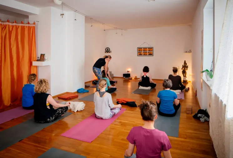 SCHÖNER FLOW FÜR DEN UNTEREN RÜCKEN – VINYASA ONLINE - 70 Min @ Veronika's MahaShakti Yoga