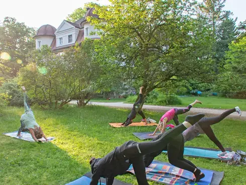 Hatha Yoga mit Schwerpunkt Umkehrhaltungen @ aurum loft