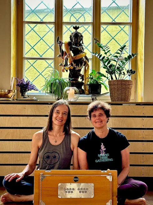 Jivamukti Yoga Open & Kirtan mit Andrea und Eleonora aus München @ YEAH YOGA Augsburg