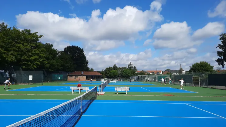 Spieltreff mit Trainerbegleitung @ Tennisplätze mieten in Düsseldorf-Mörsenbroich