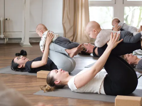 Studio Mami & Baby Yoga ab Mittwoch 8. Mai 2024 @ Yogaraum Ravensburg