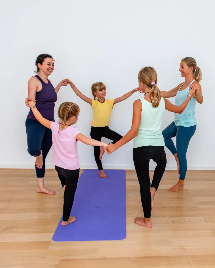 Familienyoga (3-8 jährige Kinder) @ Yogastern