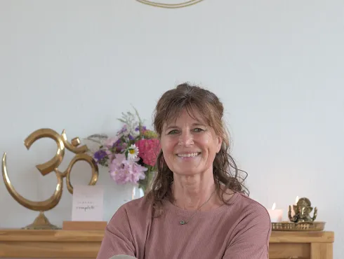 Yoga mit/auf dem Stuhl • 11:30 - 12:30 • Präventionskurs ab 21. Juli @ Yoga Vidya Osnabrück
