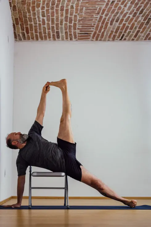 Chair Yoga Teacher Training with Bruno Teyssandier @ Feelgoodstudio 1040 " Movement / Vritti "
