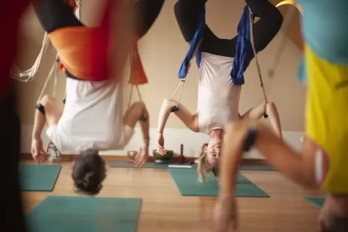 Flugfest Flexibel in den Kopstand mit Thomas  @ Chamundi Yoga und Tuchyoga