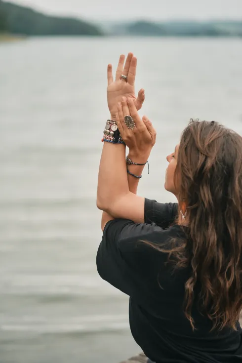 Special: Klang der Stille – Yoga & schamanischer Gesang @ inamaStudios - Yoga, Bewegung & Gesundheit