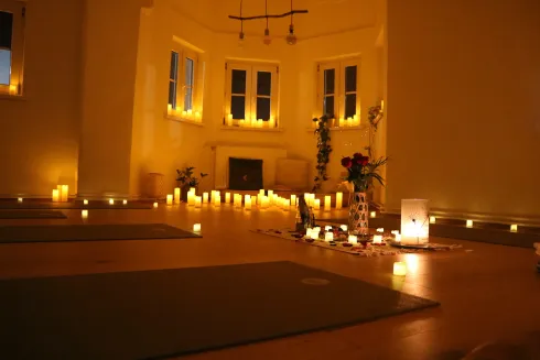 🕯️Candlelight Yoga🕯️- Yoga bei Kerzenschein mit sanfter Pianomusik @ BEWUSST:SEIN Yoga- & Gesundheitsstudio