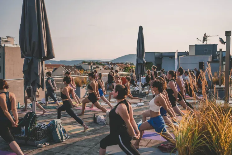 Rooftop Special: Yoga, Duft & Bubbles @ STUDIO herzfeld