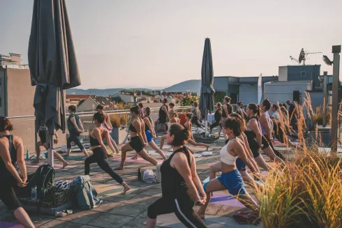 Rooftop Special: Yoga, Duft & Bubbles @ STUDIO herzfeld