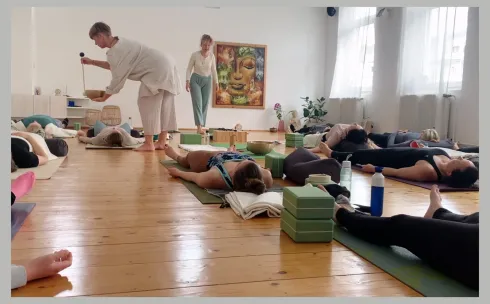 Qi-Yoga & Healing Sound Session: Der Rhythmus deiner Seele - mit Iva & Marie @ Rundum Yoga Pempelfort
