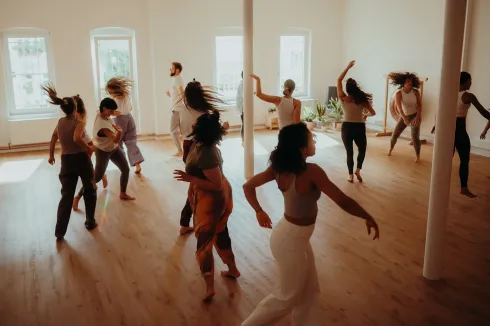 FREAKY FRIDAY // Somatic Ecstatic Dance / mit Agnes @ BEING SPACE 1 & 2 | Yoga • Movement • Sound • Cacao