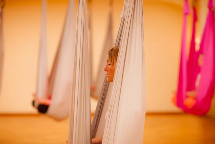 Aerial Yoga Schwebendes Umkehren & Low Hammock & let go @ Orange Room