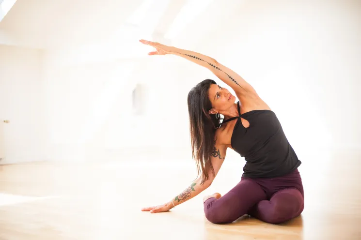 Yin Yoga Smoothie - »Frühlingserwachen« für Seitdehnung & Hüfte mit Jasmin Kassem @ Yoga Sky Berlin
