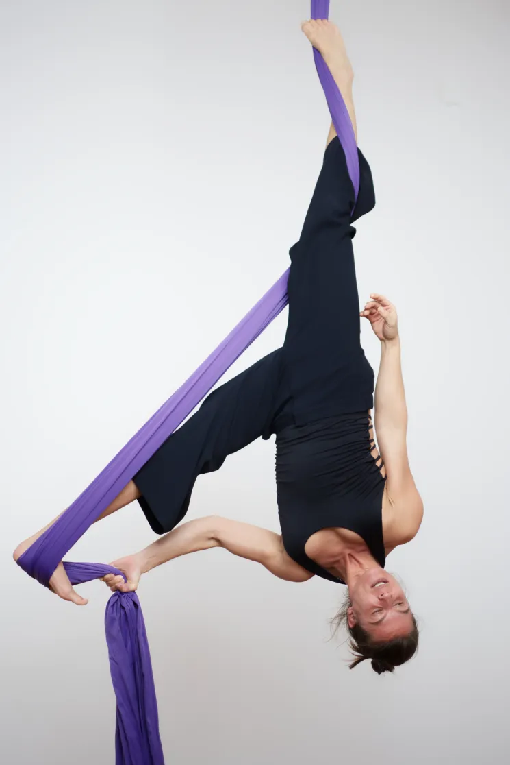 Dana Augustin - Balance, roll ups and free drops @ Aerial Silk Vienna