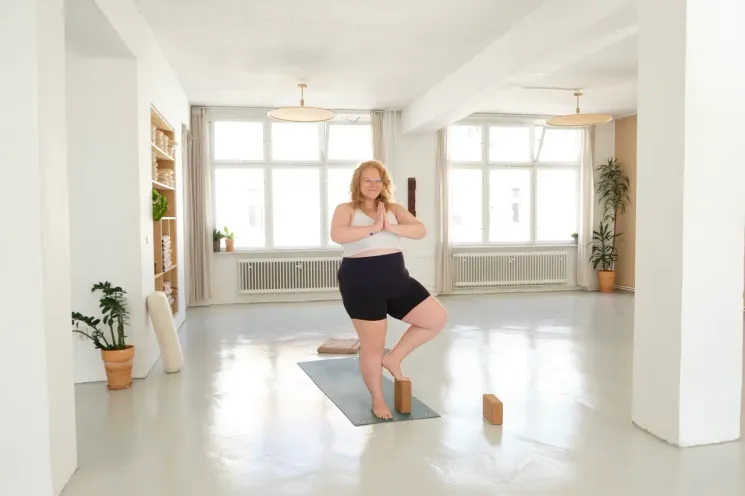 Yoga für Einsteiger*innen @ Sophie's Safe Space - Yoga is for every body.