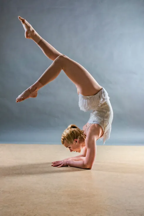 X-mas Bootcamp: Head-, Shoulder- & Forearmstands mit Gloria Veit @ Aerial Infinity