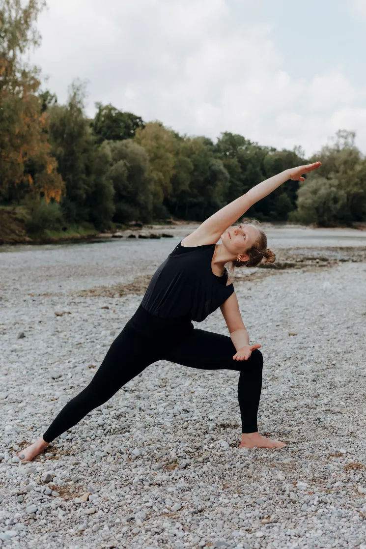 ANUSARA Alignment Workshop - Ausrichtung von Füßen & Beinen in Standhaltungen @ Santosa Yoga