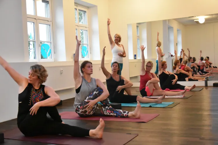 HathaYoga Kurs @ elementry HotYoga