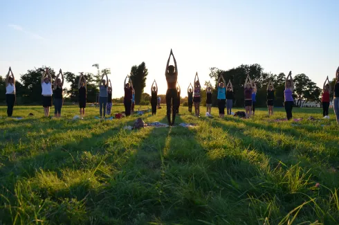 Vinyasa OPEN Tempelhofer Feld (DE/EN) @ Yoga on the Move