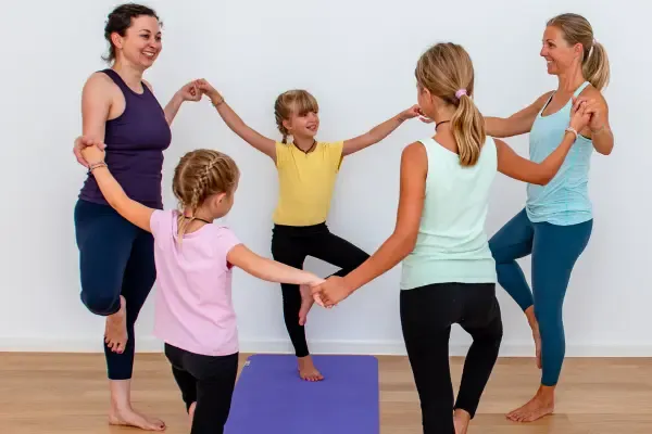 Familienyoga (6-9 jährige Kinder) @ Yogastern