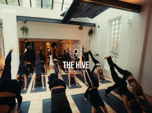ROOF TOP FLOW | BODY & MIND VINYASA FLOW @ THE HIVE yoga. community