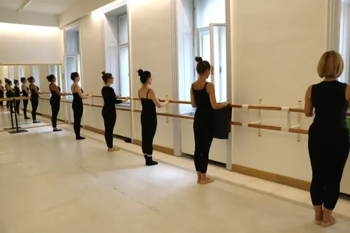 Mittwochs 19:30 -21:00 |Ballett für Erwachsene Level 4 (English) | Online  @ Ballettschule DANCEWORLD