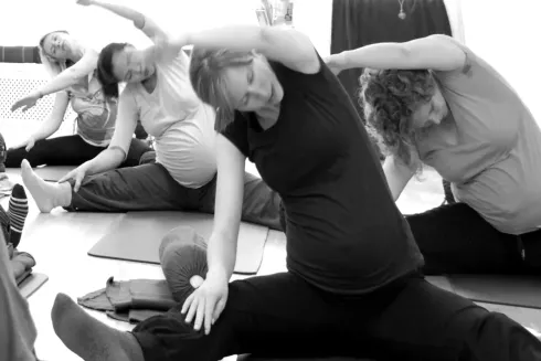 Schwangerschaftsyoga / Prenatal Yoga (Online / EN) @ Familien Yoga