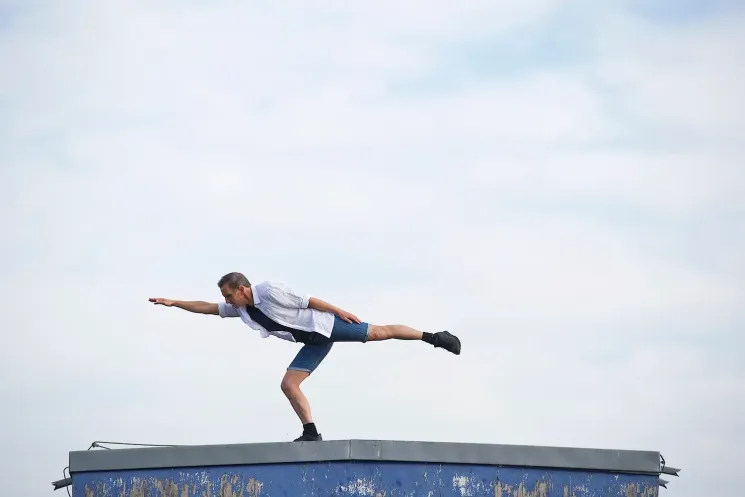 Professional Dance Training I Creative Educational Movement & Composition mit Davide Camplani @ Sasha Waltz & Guests