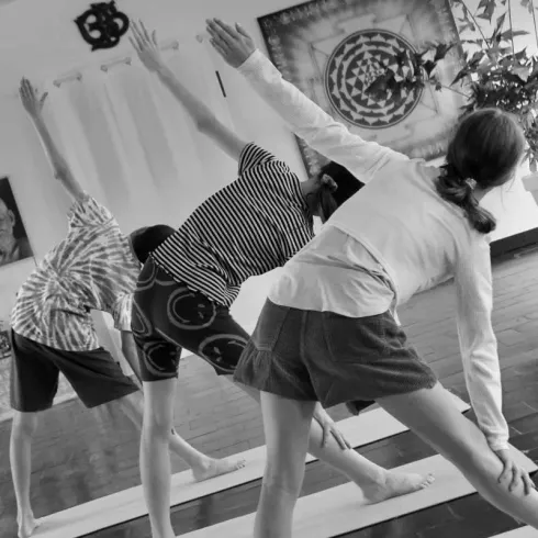 Yoga für Jugendliche (ab 11 Jahren) @ Herzraum Yoga Krefeld & Krefeld Läuft