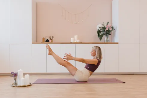 Postnatal Yoga Core Workout mit Baby - Krankenkassen Kurs  @ YOU GLOW Yoga & Womanhood