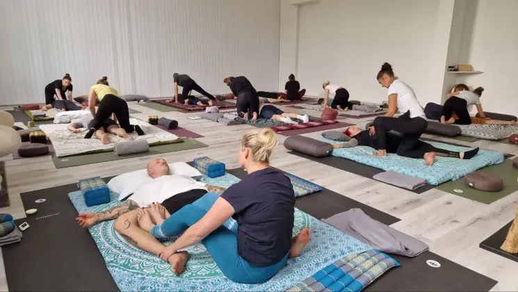 BASISAUSBILDUNG - Thai Massage @ Yoga Roots by Daniela Baumgartner