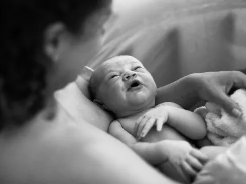 ONLINE: Mit Vertrauen gebären – Körperhaltungen, Atem & Berührung (ENG) @ be your muse YOGA