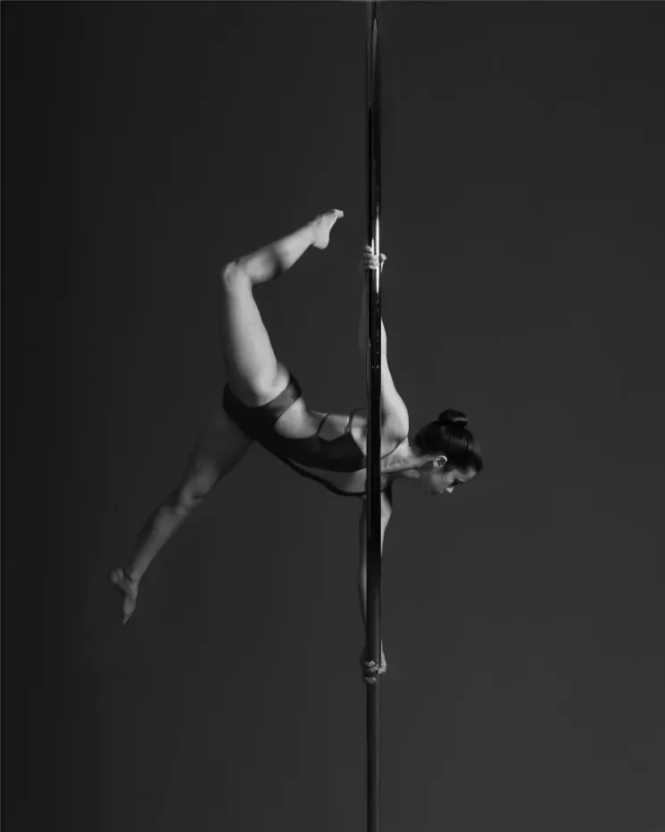 Static(pole) Dynamics mit @leasophie.poledance @ UpsideDown Studio