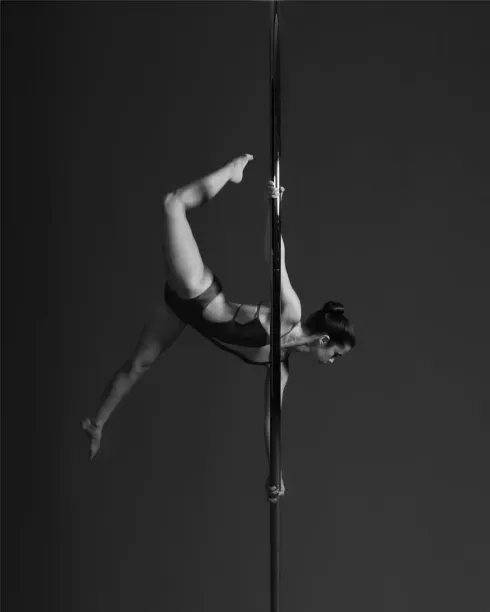 Static(pole) Dynamics mit @leasophie.poledance @ UpsideDown Studio