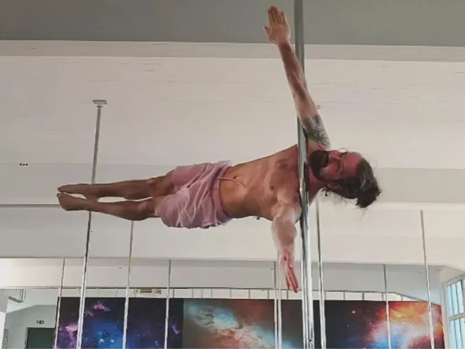 GALAXY 24/7 Pole