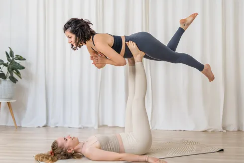 Acro Yoga – Einsteiger:innen Workshop @ YOGAlounge Vienna