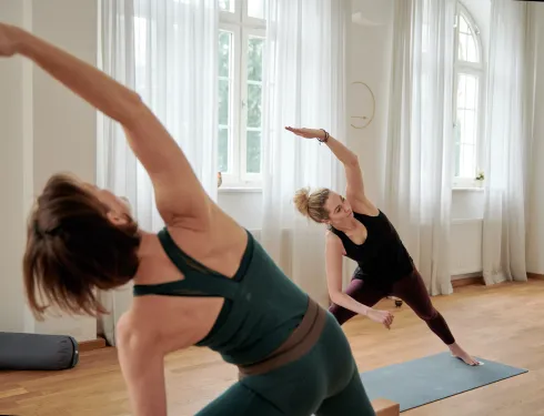 Sanftes Yoga mit krankengymnastischen Elementen - mit Brigitte Neuner  @ Raise Yoga