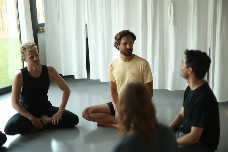 THE GROUNDED MAN – Strong, Clear, Connected :: mit Leonid @ YOMO Yoga & Movement Studio