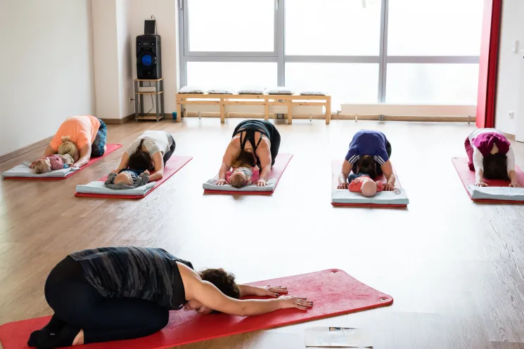 ☀️🔹Yoga mit Baby - mit Einheit im Aerial Tuch, Di 10:15-11:15 @ Studio HERZSCHLAG