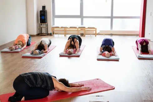 ☀️🔹Yoga mit Baby - mit Einheit im Aerial Tuch, Di 10:15-11:15 @ Studio HERZSCHLAG