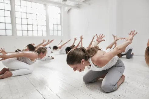 BEWEGUNGSFREIHEIT DURCH YIN YOGA, HANDS ON & FASZIENMASSAGE (20H YOGA ALLIANCE) - VOR ORT & ONLINE @ Power Yoga Institute Online-Studio