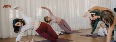 Aufbaukurs nach der Rückbildung mit Kind: 21.07.-22.09.26 Uhrzeit: 9.45-10.45 Uhr Anmeldung unter: www.womaninmotion.de @ Hebammenpraxis und Osteopathie Schwabinger Kindl