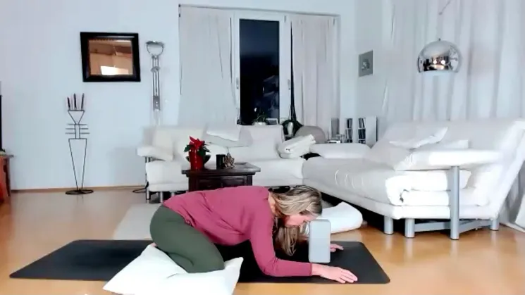 ONLINE - DEHNE SCHULTERN und NACKEN– YIN YOGA @ Veronika's MahaShakti Yoga