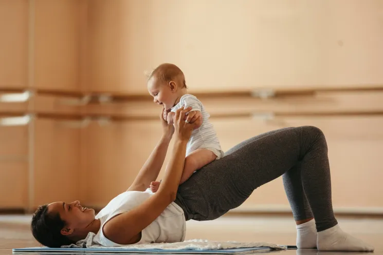 Yoga nach der Geburt mit Baby • Montags • 10:00 • 60 Min • Präventionskurs ab 19. Oktober @ Yoga Vidya Osnabrück
