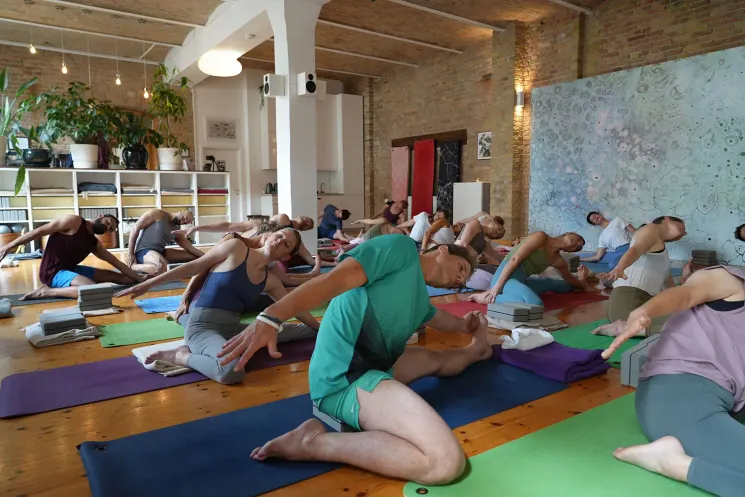 STREAM Studio Friedrichshain - Power Vinyasa Flow Yoga, alle Level @ yogafürdich Friedrichshain