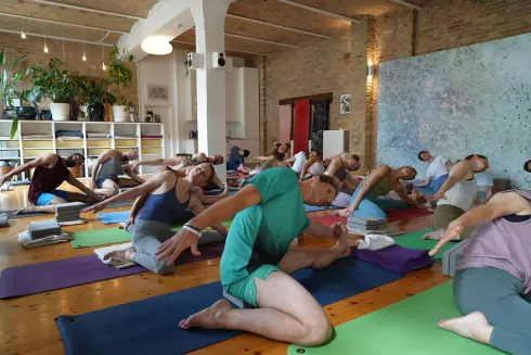 STREAM Studio Friedrichshain - Power Vinyasa Flow Yoga, alle Level @ yogafürdich Friedrichshain