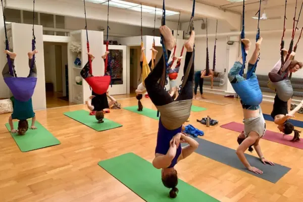 Air Yoga - Erfahre ein Gefühl der Schwerelosigkeit! @ Rundum Yoga Pempelfort