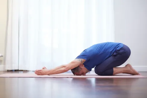 Hatha Yoga sanft fließend ONLINE @ Yoga and More -Farhad Djabbari-