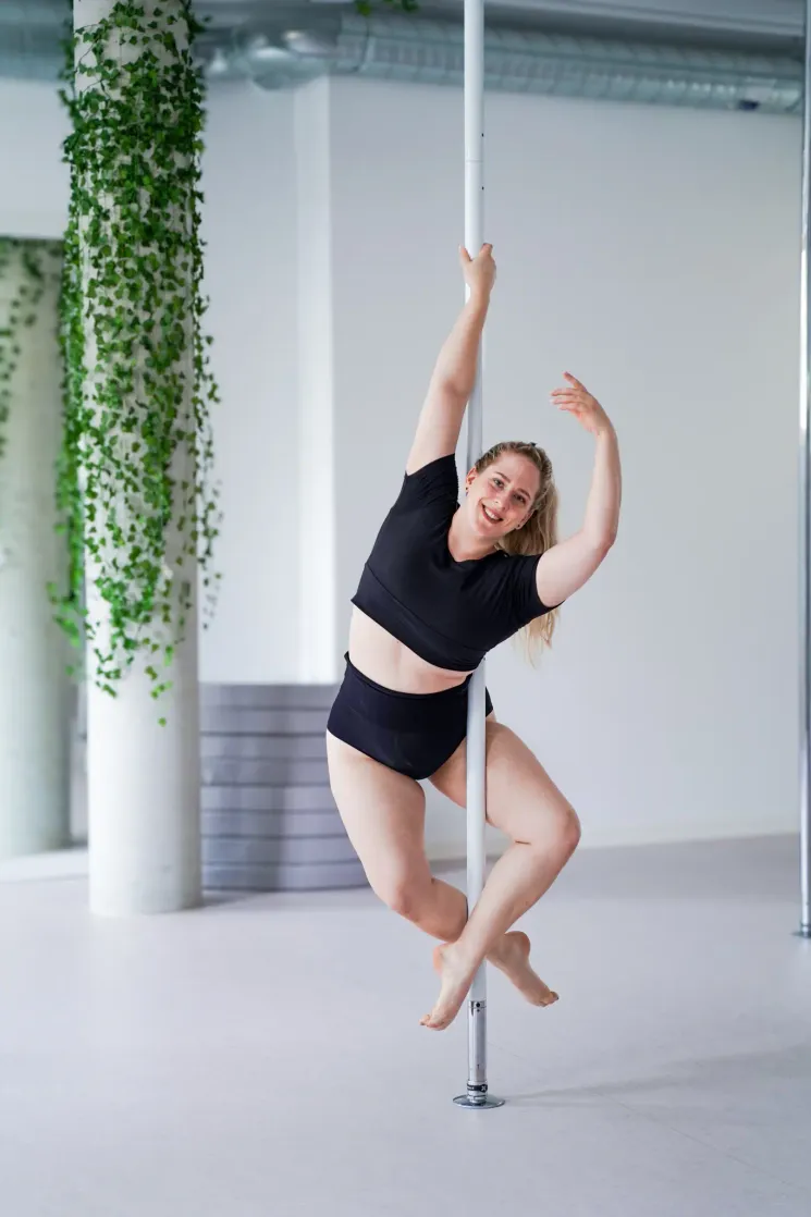 Pole Fitness u. Dance Einsteigerkurs / 4er Block (sonntags, 18:45 Uhr | Start: August 2026) @ Aerial Loft
