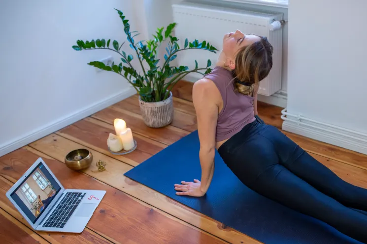 Morning Flow OPEN (ENG) with Livestream @ Yoga on the Move